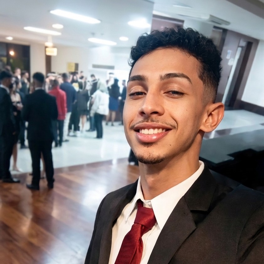 Patrick Santiago — Fundador e Curador da CAMIS7A, especialista em camisas retrô